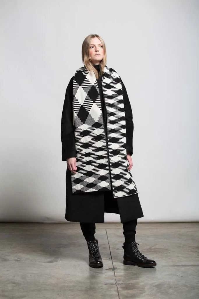 ARGYLE BLANKET SCARF BLACK WHITE